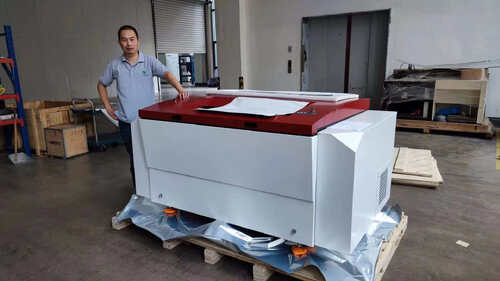 son şirket davası hakkında Adhesol, Şili'de kendi kendine yapışkan etiket baskı için bir EcooSetter T400E kurdu