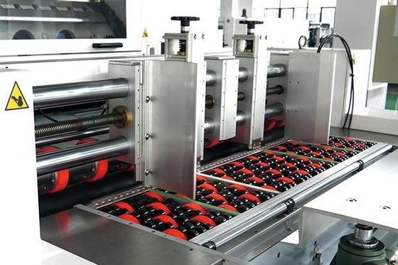 Sıyırma ile 1650 X 1200mm Otomatik Folyo Damgalama Kalıp Kesme Makinesi
