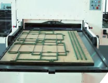 Sıyırma ile 1650 X 1200mm Otomatik Oluklu Kutu Kalıp Kesme Makinesi