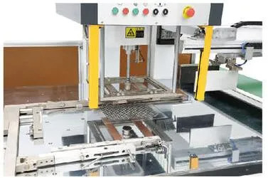 Ambalaj için 22pcs / Min Otomatik Çift Kılavuz Sıyırma Makinesi