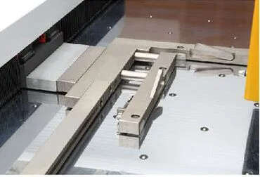 Ambalaj için 22pcs / Min Otomatik Çift Kılavuz Sıyırma Makinesi