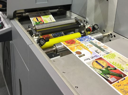 UV Vernikli Folyo Damgalamalı Mürekkep Püskürtmeli Dijital Yazıcı Etiket Süslemesi İçin Maksimum 50m / Min Baskı Hızı
