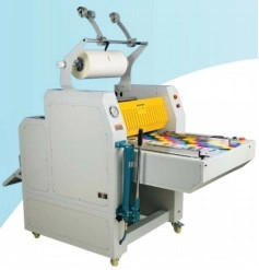 Kırpma Kesici ile Otomatik Küçük Boy Laminasyon Makinesi Kızılötesi Isıtma