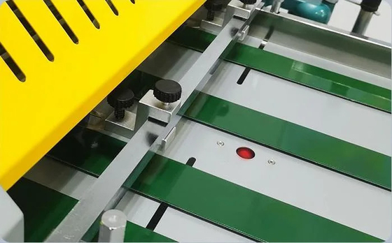 Kırpma Kesici ile Otomatik Küçük Boy Laminasyon Makinesi Kızılötesi Isıtma