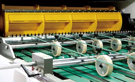 Kağıt ruloları ve levhaları için yüksek hızlı düz yataklı dijital kesiciler