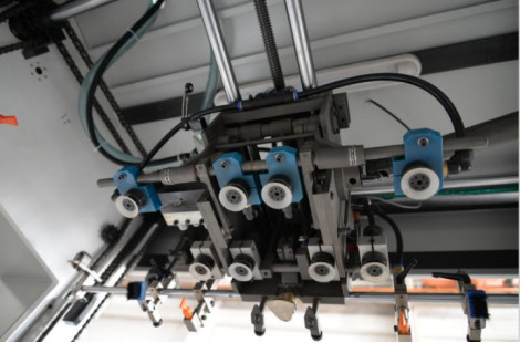Karton için otomatik düz ölçekli kesme ve kırpma makinesi