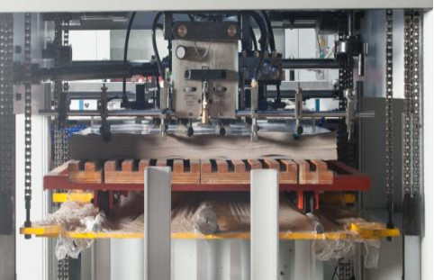 Karton için otomatik düz ölçekli kesme ve kırpma makinesi