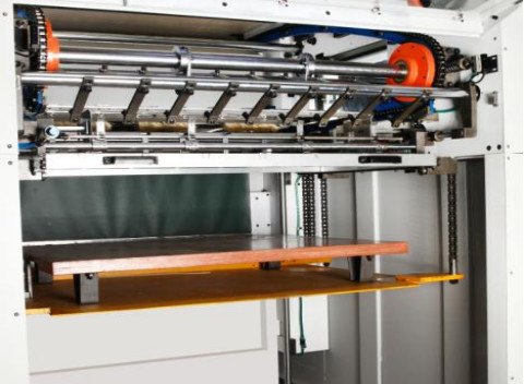 Karton için otomatik düz ölçekli kesme ve kırpma makinesi