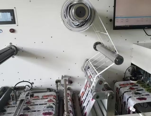 Laminasyon seçeneği 27 M/min Hızlılığı ile Rulo-Rulo Dijital Etiket Kesme Makinesi