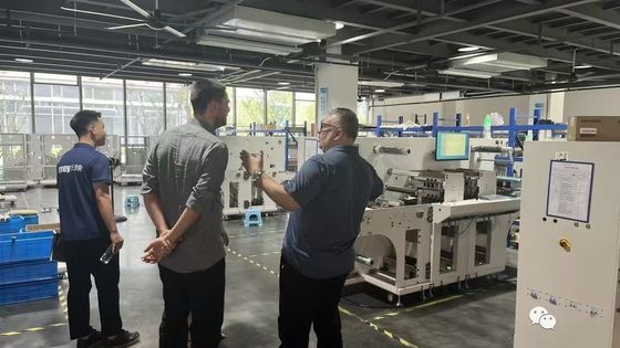 Maksimum 27m/dak Kesme Hızına ve Maksimum 330mm Etiket Genişliğine Sahip Dijital Rulo-Sayfa Lazer Kalıp Kesici