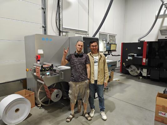 450mm Dijital Etiket Basın Varniş Baskı Soğuk damgalama makinesi