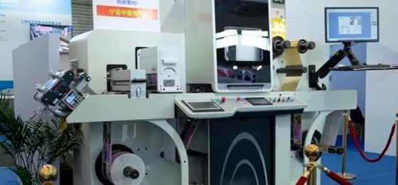 3D Parlatma Efektli Dijital Folyo Damgalama Vernikleme Etiket Geliştirme Makinesi